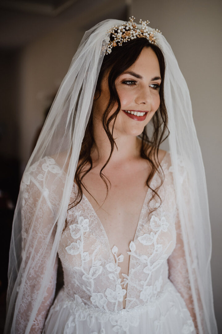 Wedding Hairstyle Loose Veil Tiara Photography34