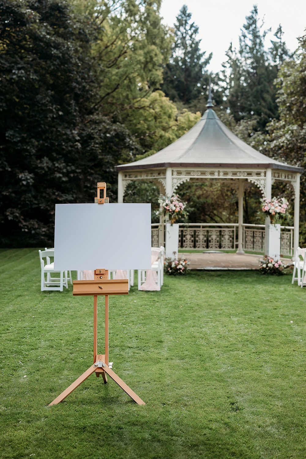 Summer Blush Wedding NK Photography Live Painter Ceremony