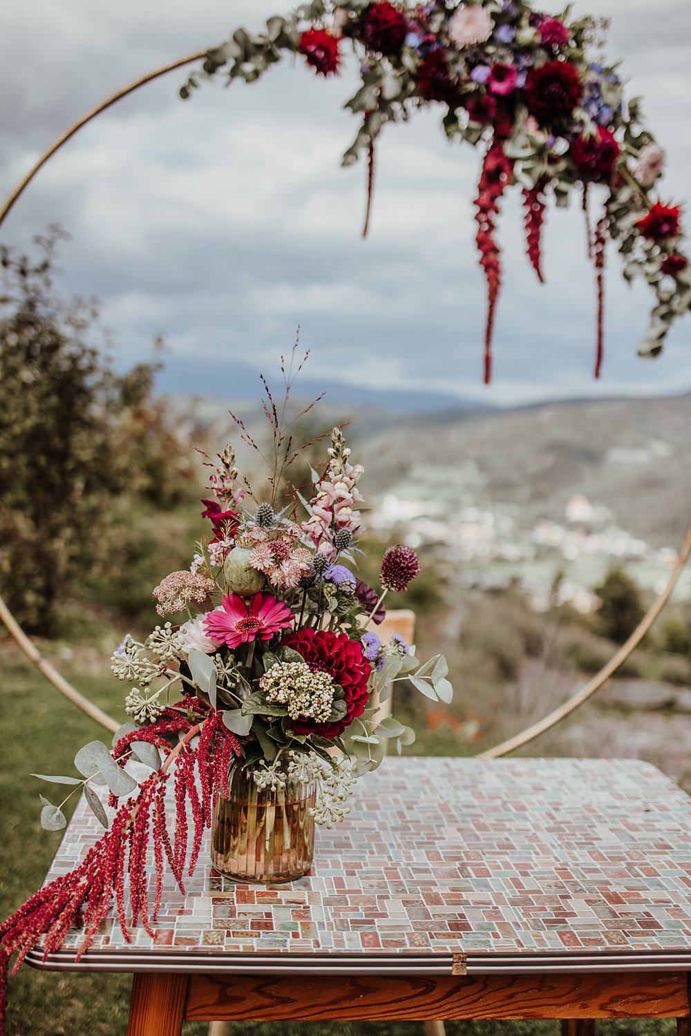 Fernblick Wedding Sandy Alonso Photography Hoop Ceremony Flower Backdrop Table