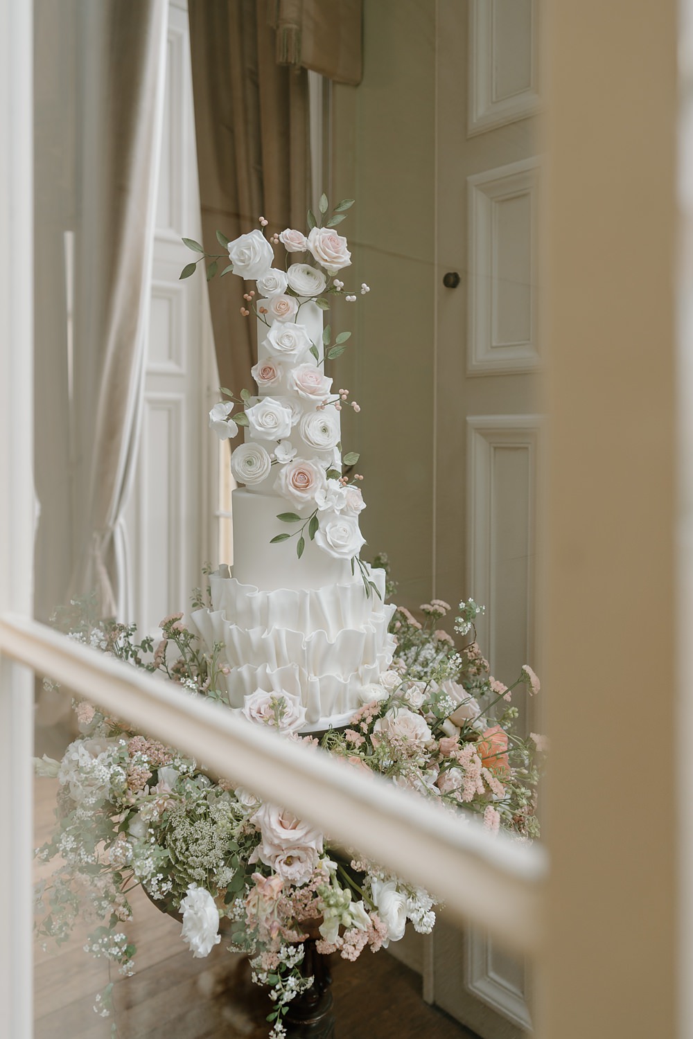 Luxury Elegant Wedding Ideas Gina Fernandes Photography White Floral Cake Peach Flowers 4 Tier