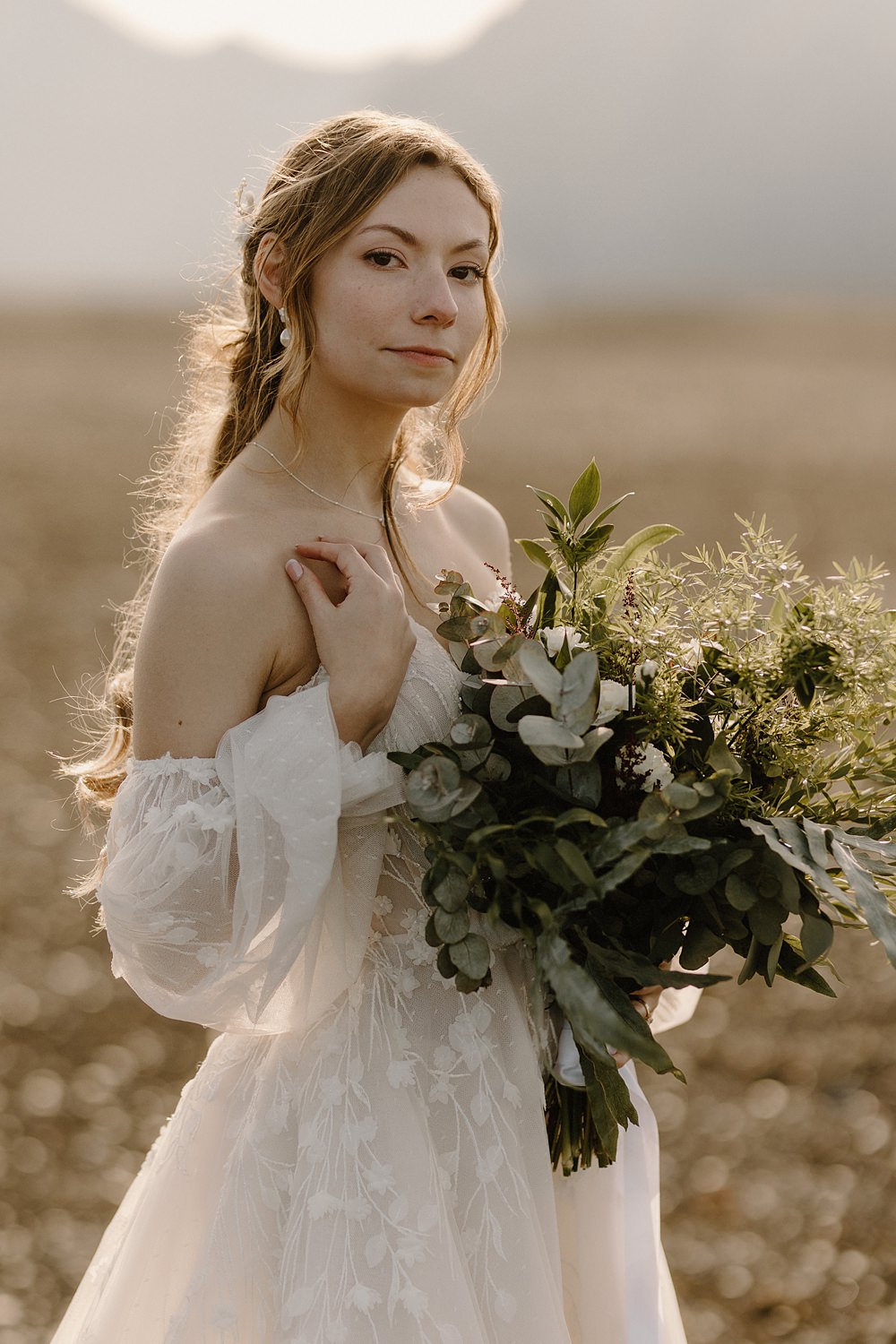 Hotel Katla Wedding ISKRA Photography Bouquet Flowers Greenery White Flower