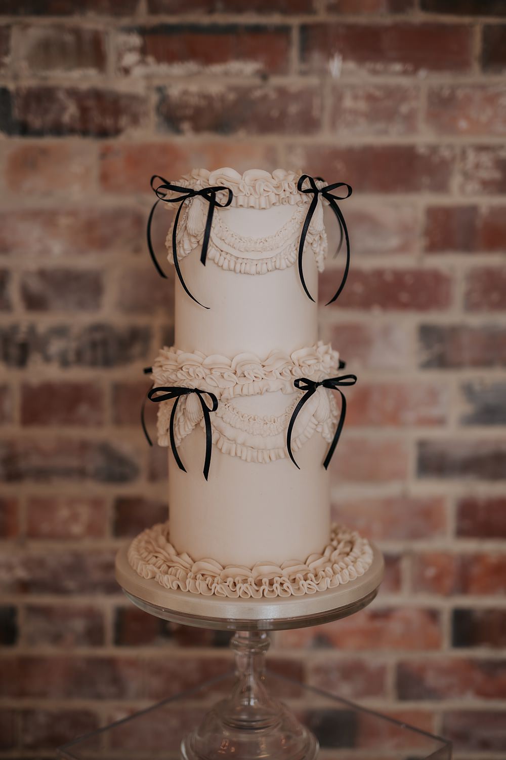 Chic Monochrome Wedding Inspiration Emma Collyer Photography Retro Vintage Iced Cake White Black Bows