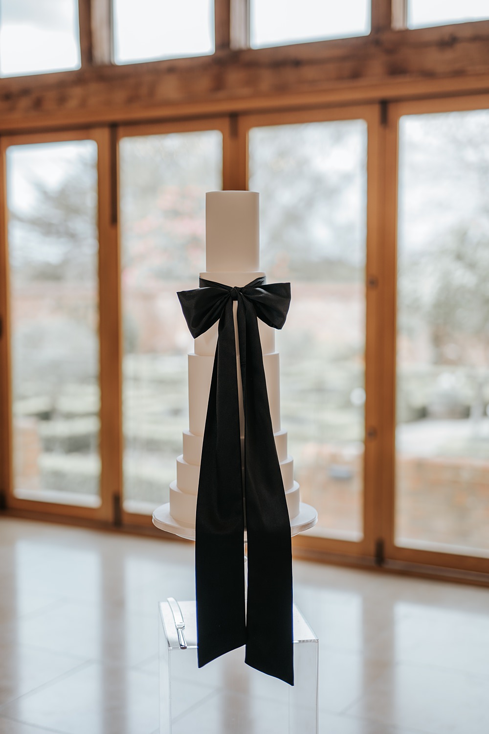 Chic Monochrome Wedding Inspiration Emma Collyer Photography 7 Tier White Cake Black Bow