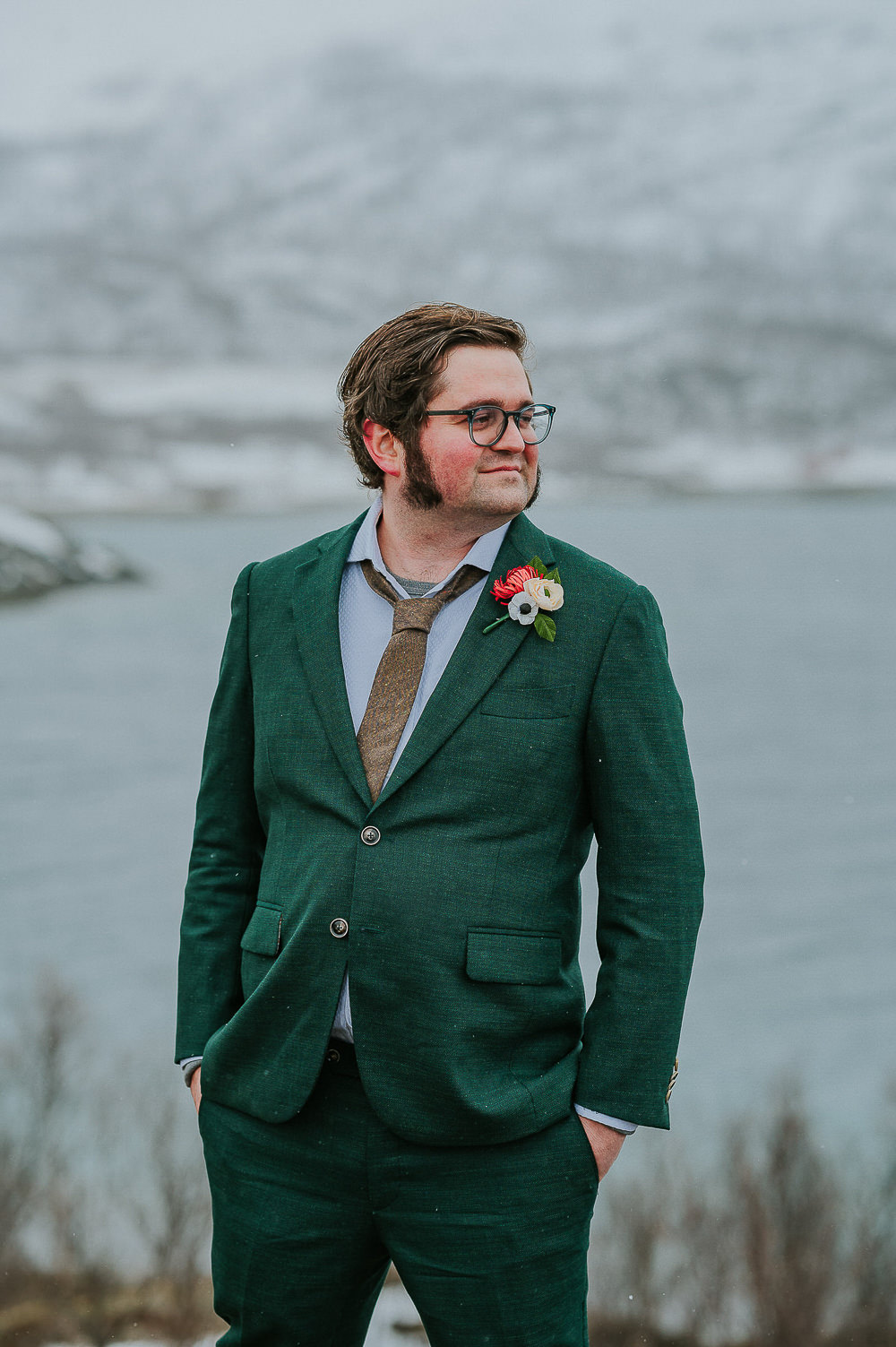 Northern Lights Elopement TS Foto Design Groom Green Suit
