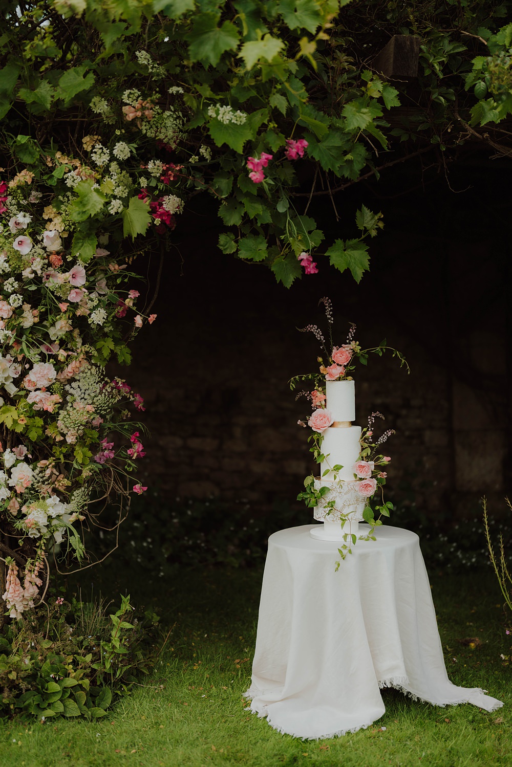 Spring Cotswolds Wedding Ideas Mei Lou Photography Cake Table Flowers Garden