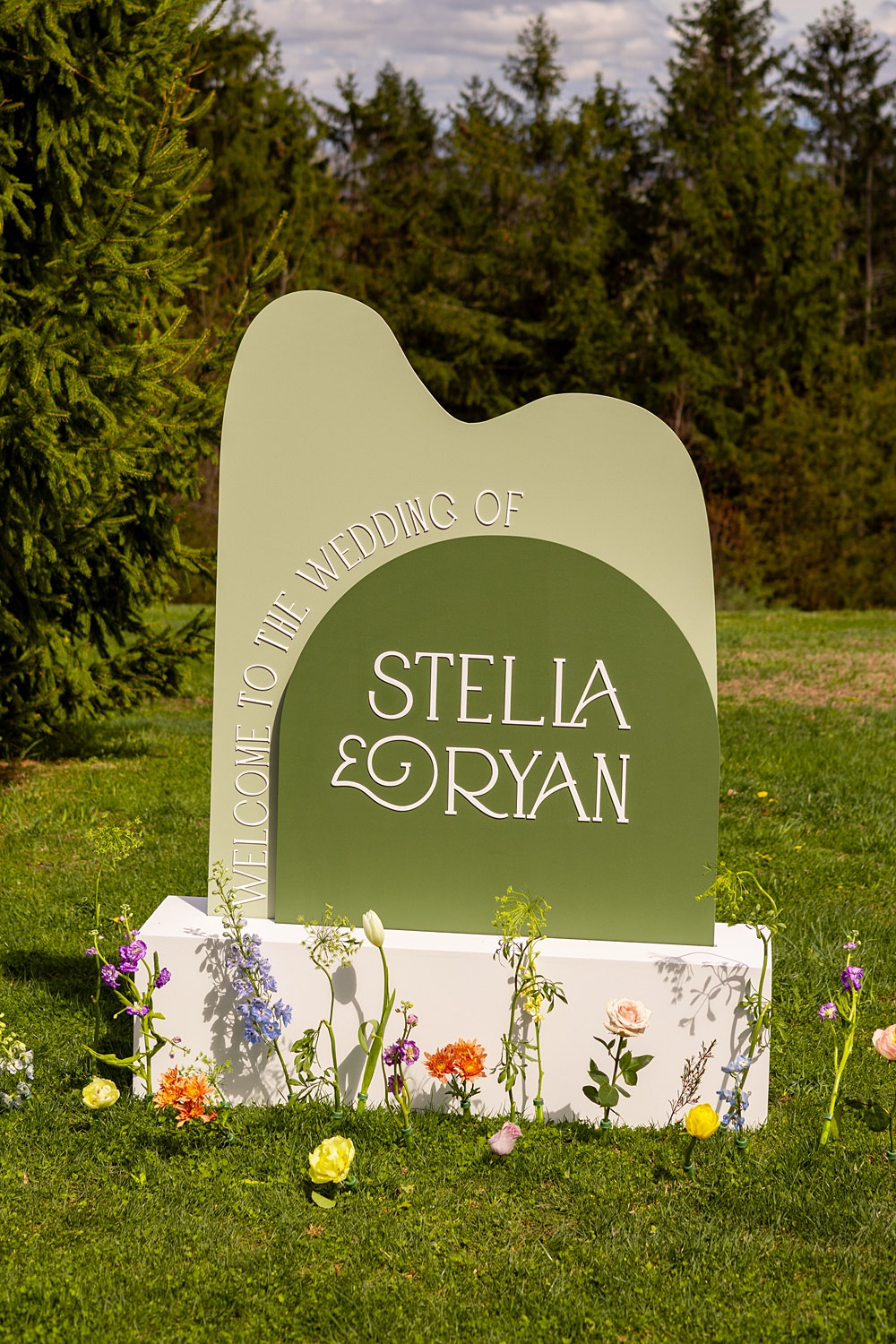 Cedar Lakes Estate Wedding Ideas Little But Fierce Photography Sign Wave Green Wildflowers
