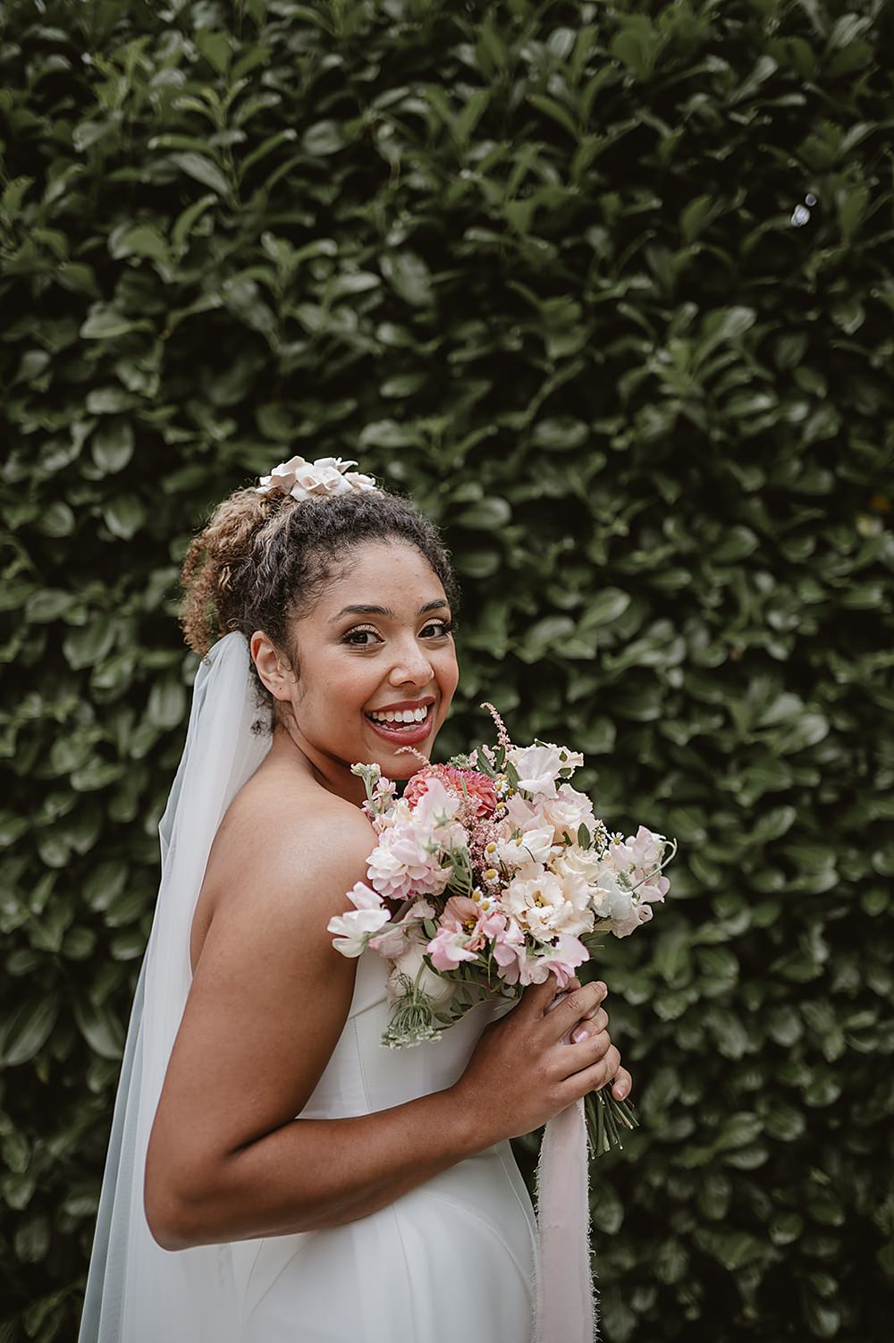 Mill Farm Wedding Ideas Happy Moments Co Bouquet Bride Cream Coral Flowers